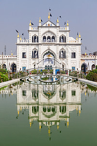侯赛因乔塔伊曼巴拉,也被称为胡塞纳巴德伊曼巴拉座雄伟的纪念碑,位于印度北方邦的勒克瑙市背景