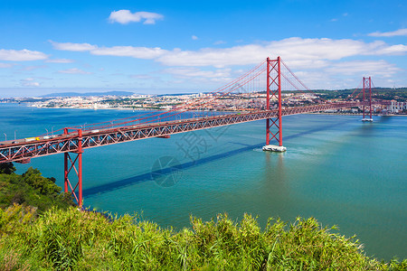 这座25deabril桥座桥梁,连接里斯本市里斯本蒂乔河左岸的阿尔马达市背景