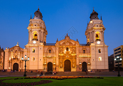 日落时利马的巴西大教堂,它座罗马天主教大教堂,位于秘鲁利马的广场市长图片