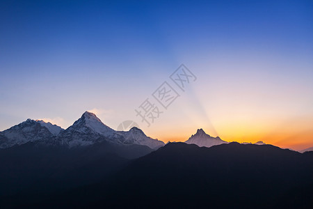 达乌拉吉里非常美丽的滨海喜马拉雅山,尼泊尔背景