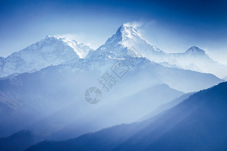 帕尔乌拉安纳普尔纳山脉日出的光线下背景