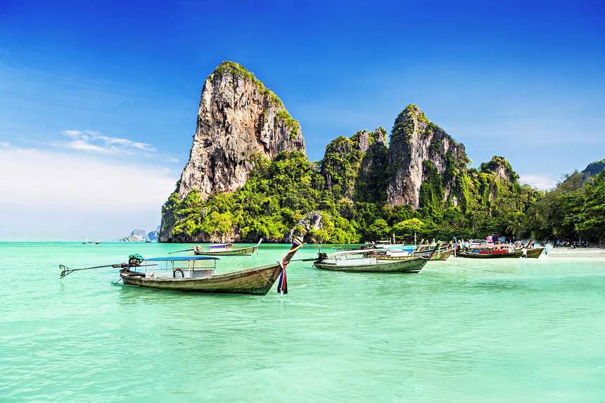 泰国美丽的海滩上的长船图片