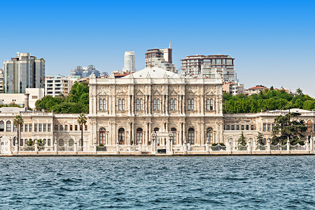 土耳其伊斯坦布尔的多玛巴赫斯宫博斯普鲁斯海峡看高清图片