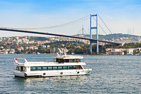 博斯普鲁斯大桥横跨博斯普鲁斯海峡的两座悬索桥之,连接了欧洲亚洲伊斯坦布尔背景图片