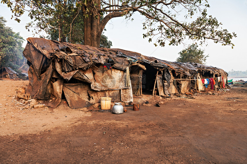 印度果阿河附近的贫民窟房子图片