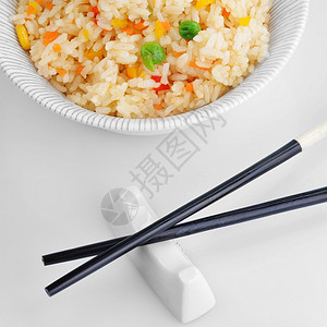 碗蔬菜炒饭筷子中国菜图片