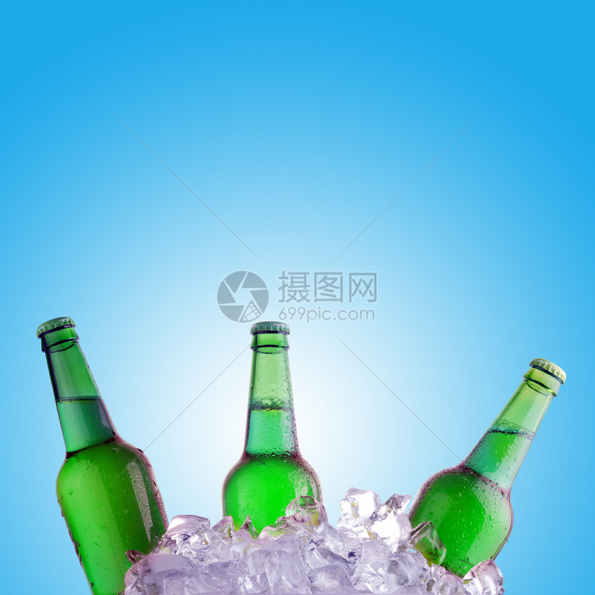 绿色的啤酒瓶冰上冷却图片