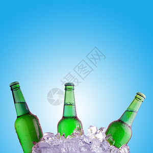 绿色的啤酒瓶冰上冷却图片