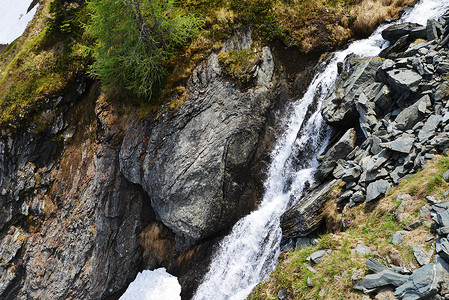 快速的山溪流过岩石背景图片