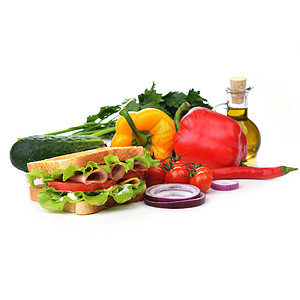 新鲜美味的三明治与蔬菜白色背景图片