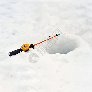 冰上钻洞里的钓鱼线图片