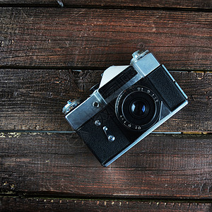 黑色木制背景上的旧相机图片
