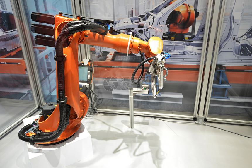 用于生产工作的自动机器人手臂图片