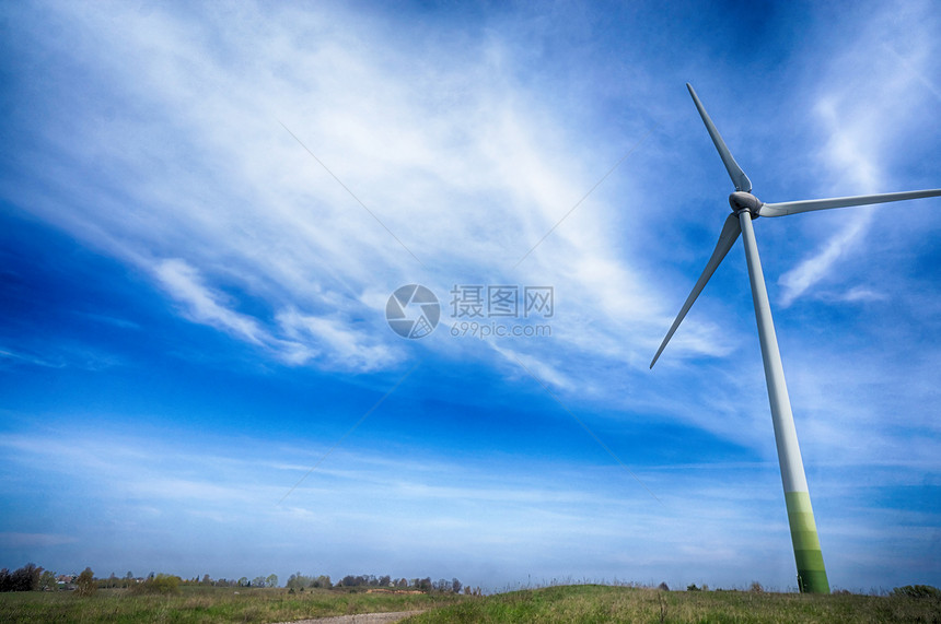 蓝天下田野里的风力涡轮机图片