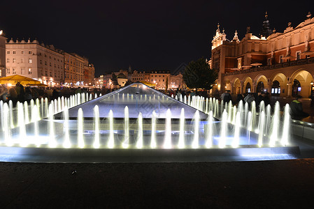 城镇广场上的喷泉夜间照明图片
