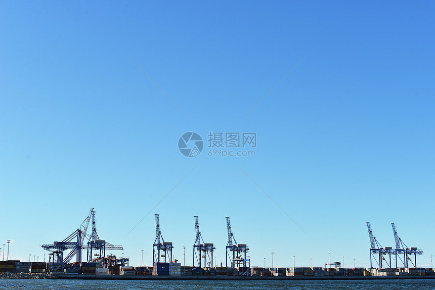 港口重机降低了港口的吊杆图片