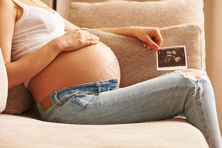 孕妇着超声波扫描家里沙发上放松图片