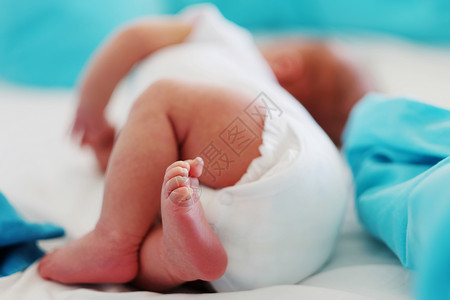 两周大的新生儿的腿底部的尿布图片