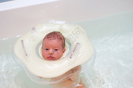 新生儿游泳与颈部游泳环图片