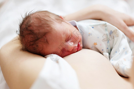 母乳健康喂养天,新生婴儿他的母亲背景