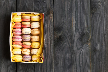 法国美味的甜点马卡龙盒子里图片