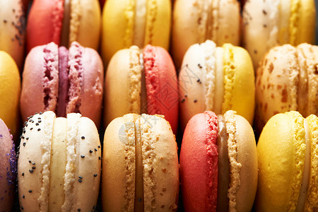 桌子上法国美味的甜点马卡龙背景图片