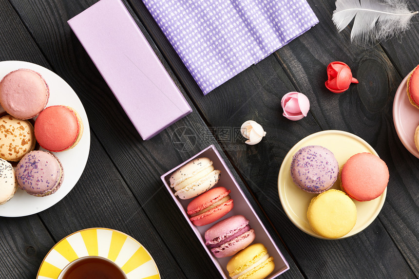 桌子上法国美味的甜点马卡龙图片