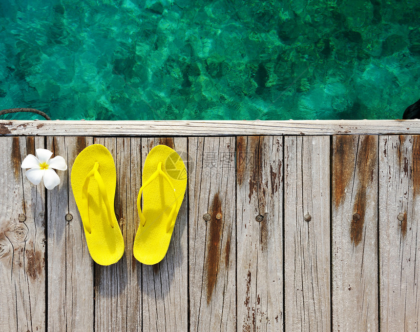 海滩码头上的黄色拖鞋图片