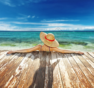 戴帽子的女人海滩码头放松图片