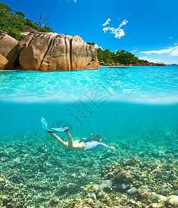 塞舌尔,带着具的女人清水中浮潜图片