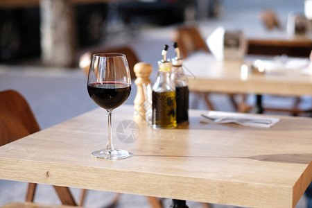 室外餐厅的杯红酒图片