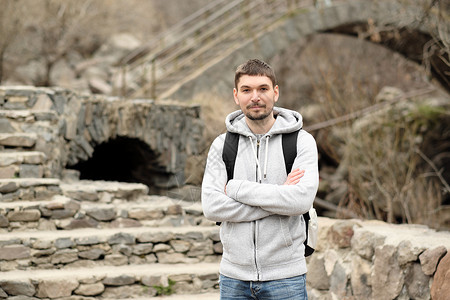 带着背包亚美尼亚旅行的人图片