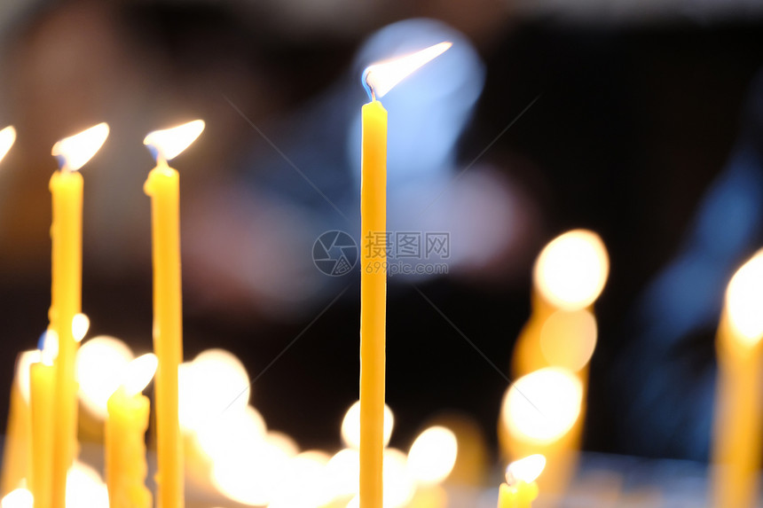 教堂里的蜡烛,田野的浅深图片