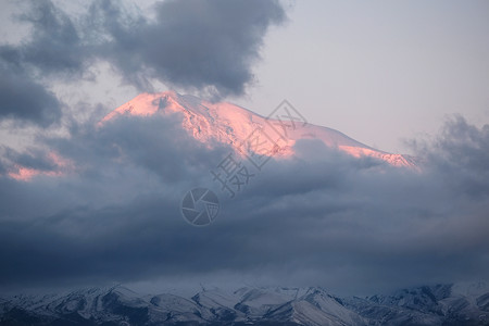阿拉拉特山日出时覆盖着云图片