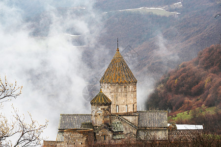 雾笼修道院古老的修道院塔特夫覆盖着亚美尼亚山区的云层成立于906背景