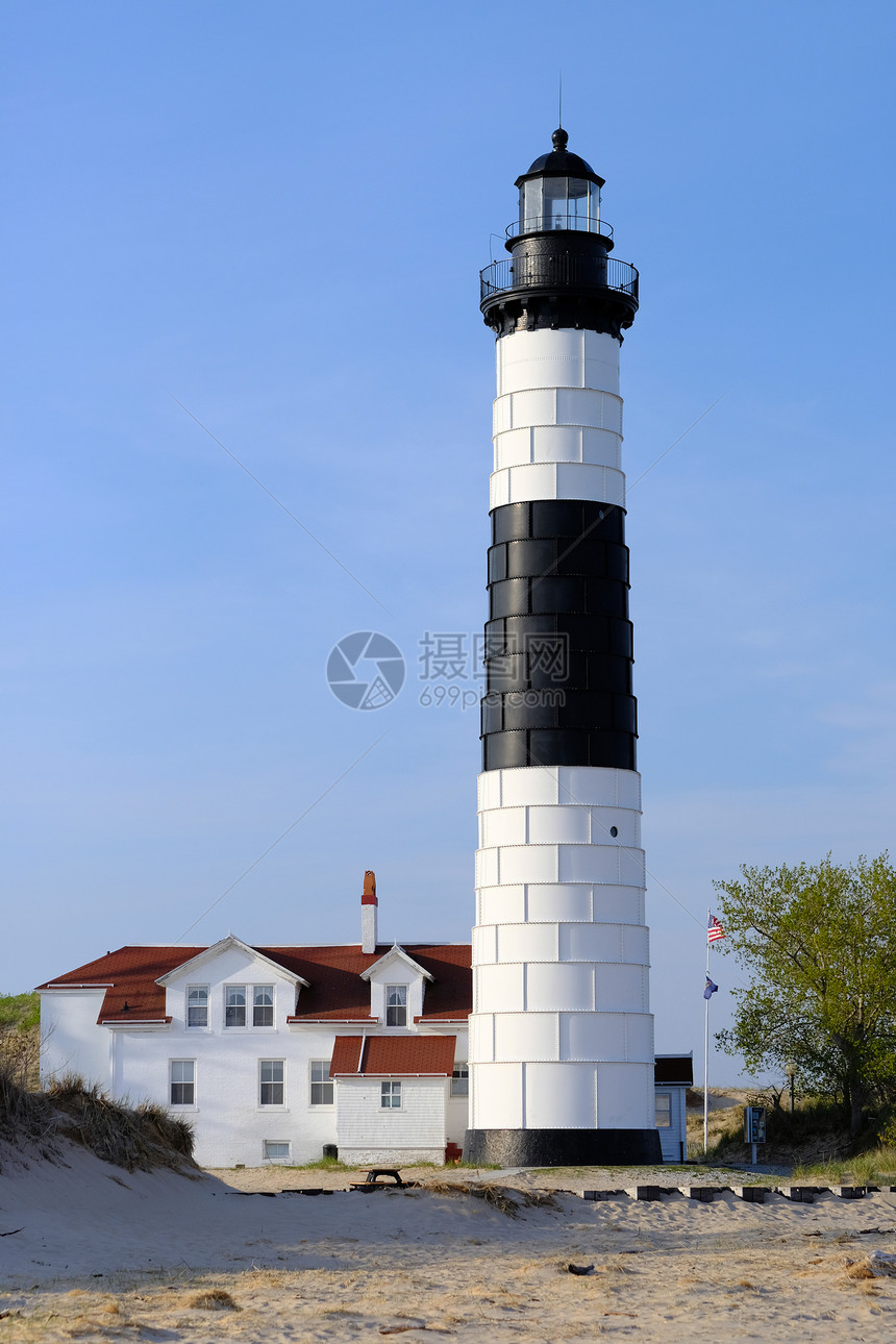 沙丘上的大山貂点灯塔,建于1867,密歇根湖,美国密歇根州图片