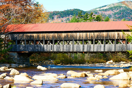 美国新罕布什尔州,白山森林,秋天,湍急的河流古老的覆盖桥梁图片