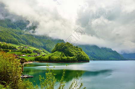 美丽的翡翠山湖瑞士的低云下高清图片