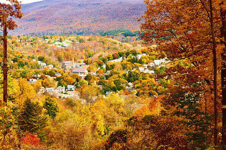 新英格兰小镇的秋天景观图片