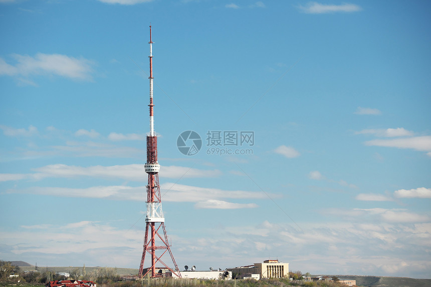 带天线塔的埃里温城市景观图片