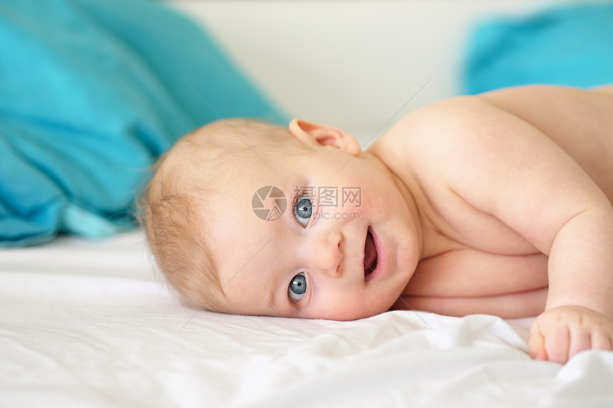 六个月大的蓝眼睛婴儿图片