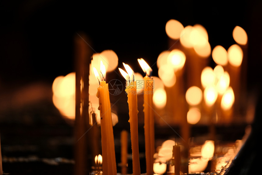 教堂里的蜡烛,田野的浅深图片