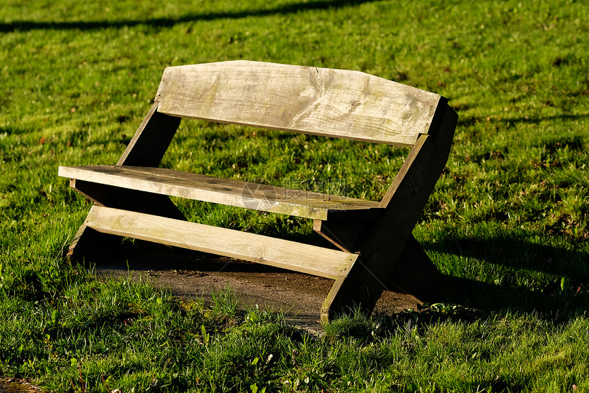 草地上空荡荡的木凳图片