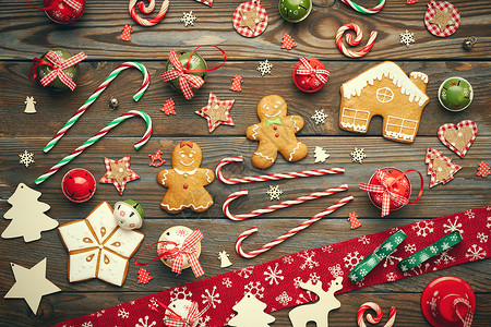 诞节自制姜饼饼干木制背景上的手工装饰背景图片