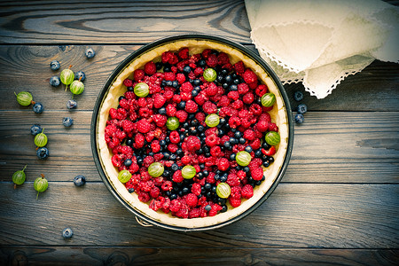 野生浆果自制派与新鲜树莓蓝莓木制乡村背景图片