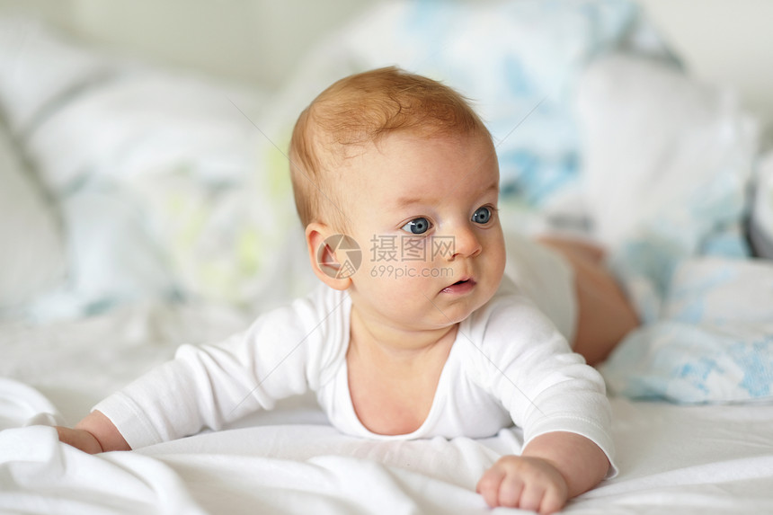 四个月大的蓝眼睛婴儿图片