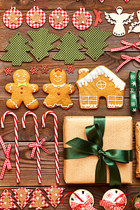 诞节自制姜饼干手工装饰木制背景平躺着平静的生活图片