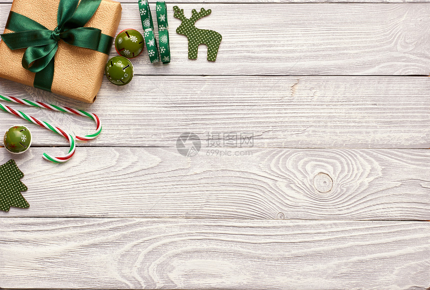 木制背景的诞礼物装饰图片
