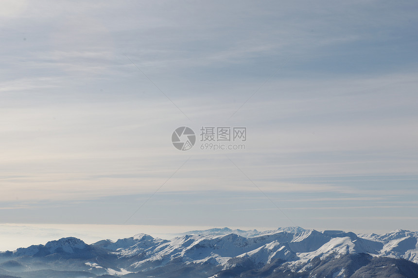 山景冬季景观与新鲜的雪,极简的场景美丽的晴天图片