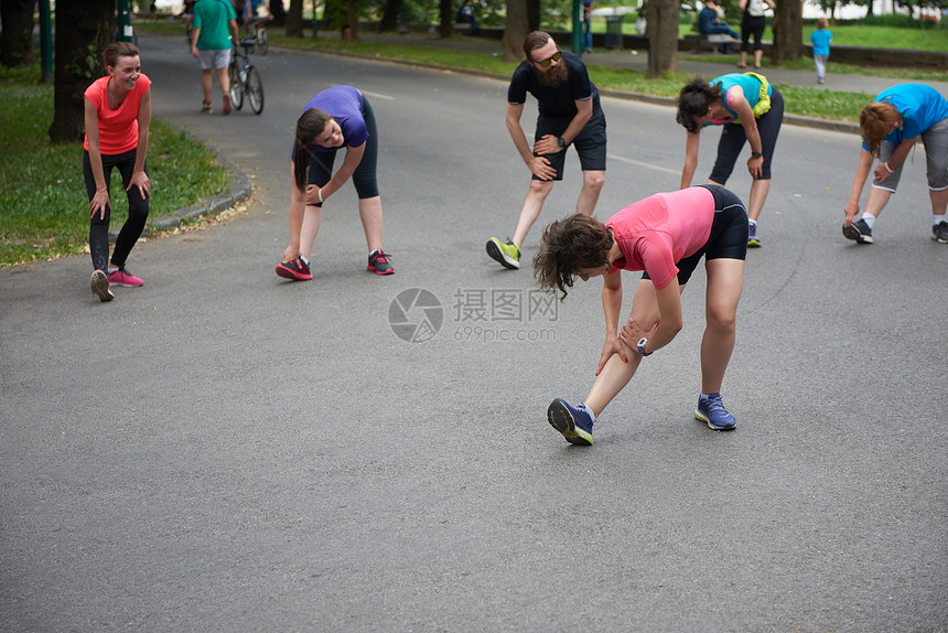 慢跑者训练前公园里伸展运动图片